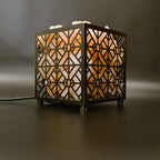 Himalaya-Salzlampe – einzigartiges gestanztes Design (quadratischer Korb)