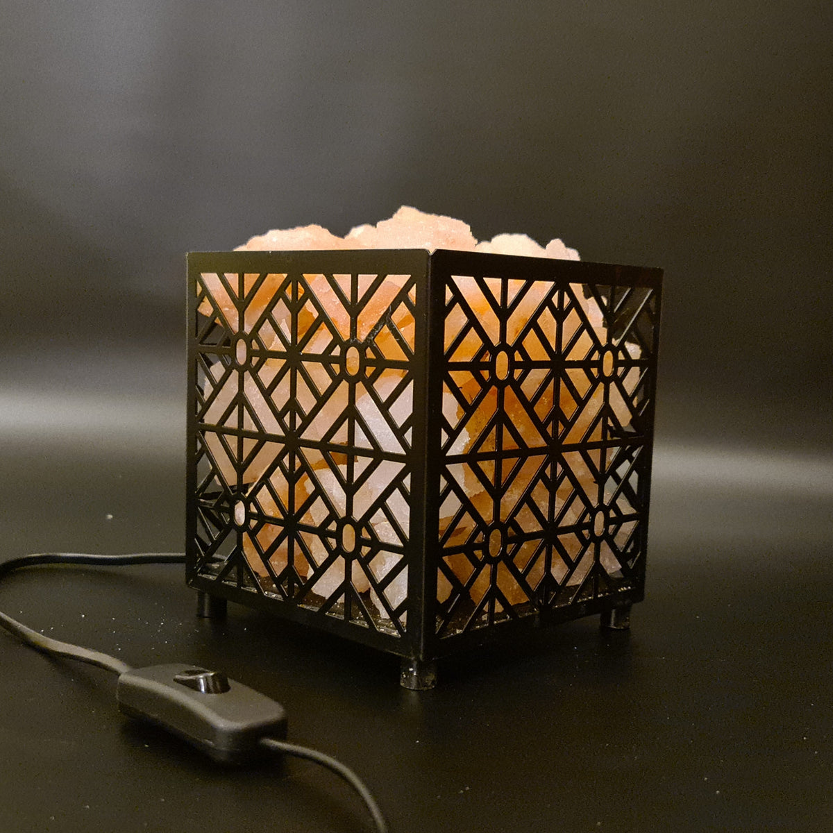 Himalaya-Salzlampe – einzigartiges gestanztes Design (quadratischer Korb)