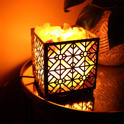 Himalaya-Salzlampe – einzigartiges gestanztes Design (quadratischer Korb)